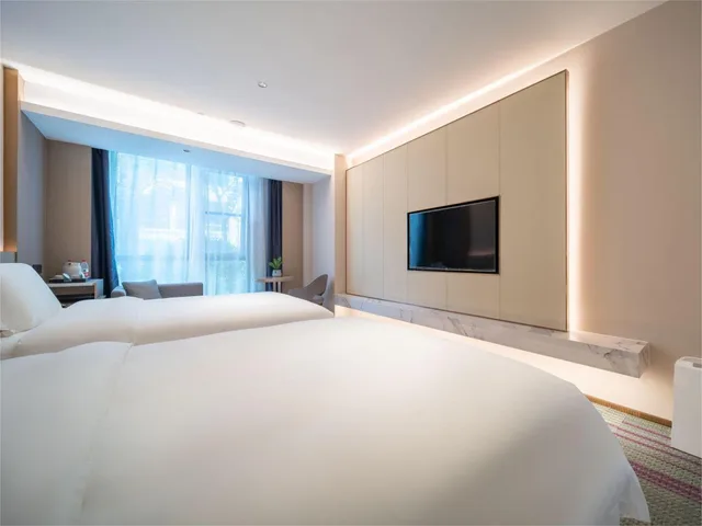 Room, Twin Beds, Lake View, Lavande Hotel (Wuxi East Railway Station) 1/1