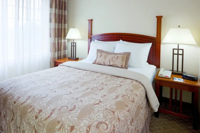 جناح بسرير كوين بغرفة نوم واحدة بمطبخ، Staybridge Suites Cranbury-South Brunswick 3/5