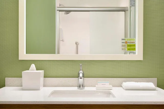 جناح بسرير كينج أو كوين بغرفتي نوم لذوي الإعاقة، Home2 Suites By Hilton Hasb 2/3