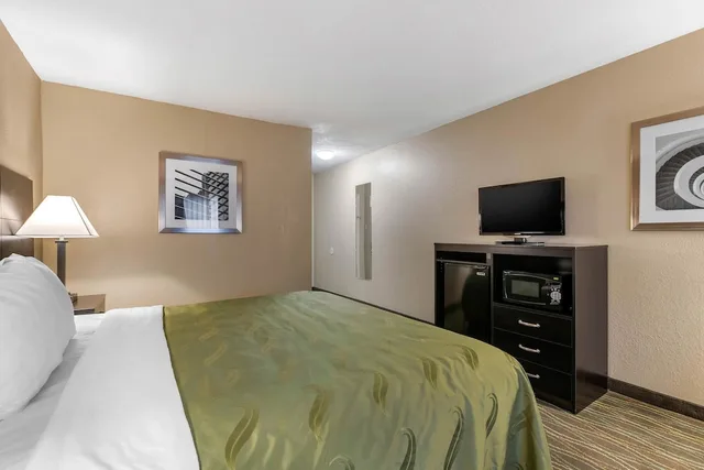 غرفة قياسية بسرير كينج، Quality Inn & Suites Des Moines - Merle Hay Road 2/3