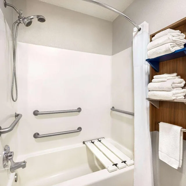غرفة بسرير كوين لذوي الإعاقة، Microtel Inn & Suites by Wyndham New Ulm 4/4