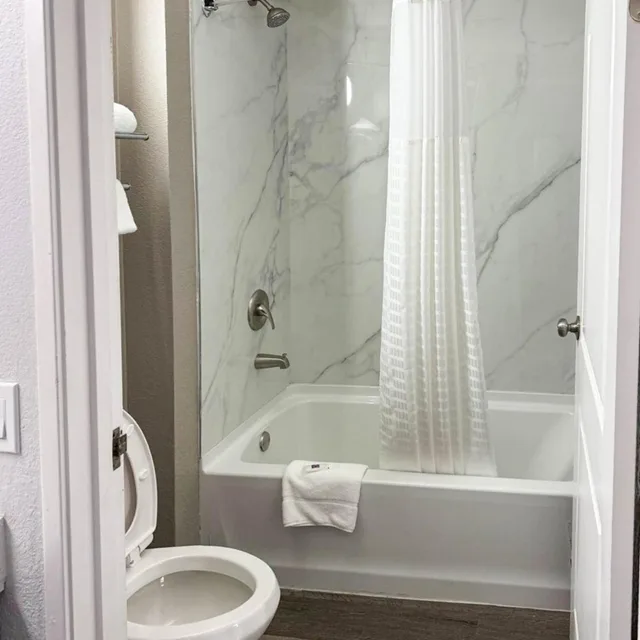 غرفة بسرير كوين للمدخنين، Motel6 Enfield, CT - Hartford 7/9