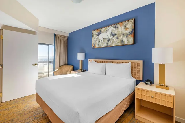 جناح ديلوكس بسرير كينج وسرير كوين بشرفة بغرفتي نوم، Hilton Vacation Club Polo Towers Las Vegas 1/3
