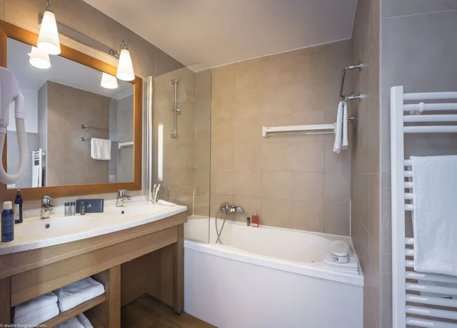 Design, Vip, Cottage, Double and Twin Beds، CENTER PARCS LE LAC D'AILETTE 2/2