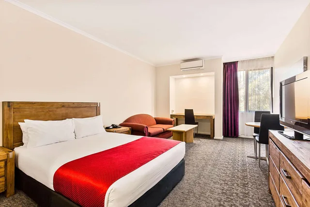 Room, Queen Bed, Quality Hotel Manor 2/3