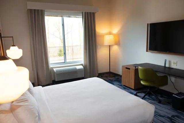 غرفة قياسية بسرير كينج، Fairfield Inn & Suites by Marriott Marquette 1/4