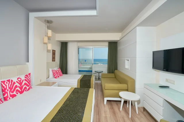 Standard, 1 Double and 1 Single Bed, Murphy Bed, Pool Side، Orange County Alanya 8/10