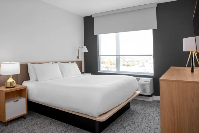 جناح بسرير كينج بإطلالة على المدينة بغرفة نوم واحدة مع أريكة، TownePlace Suites Tampa Clearwater 2/6