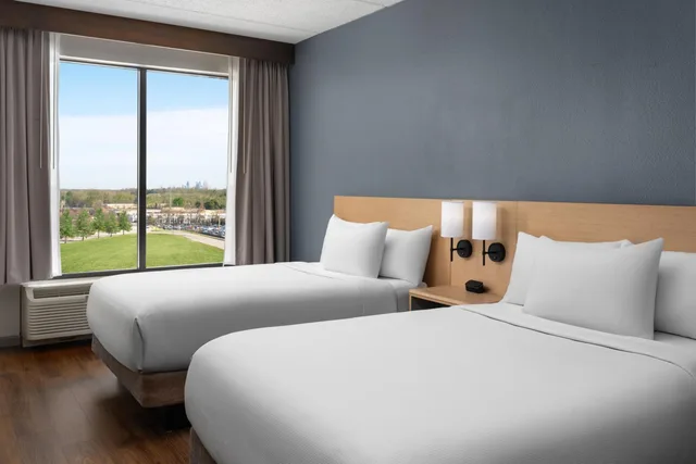 غرفة بسريرين مزدوجين مع أريكة في طابق مرتفع، Hyatt Place Atlanta Arpt North 5/10