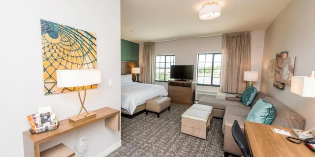 جناح استوديو بسرير كينج بحوض استحمام لذوي الإعاقة، Staybridge Suites Houston East - Baytown 4/8