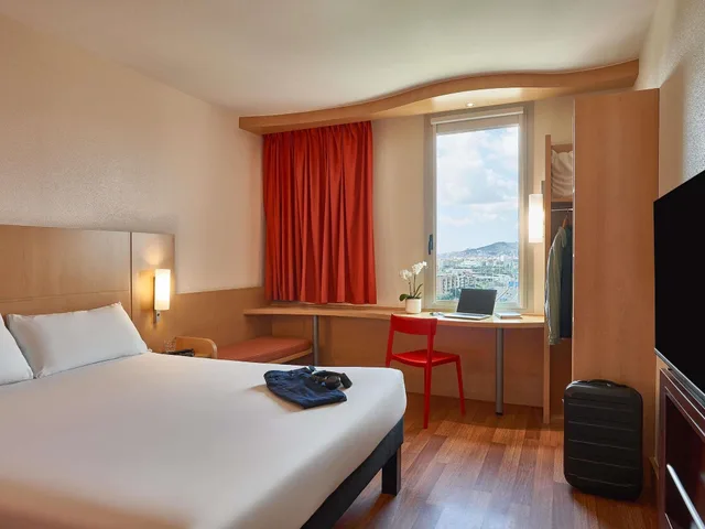 Standard, Multiple Beds، Ibis Barcelona Santa Coloma 1/7