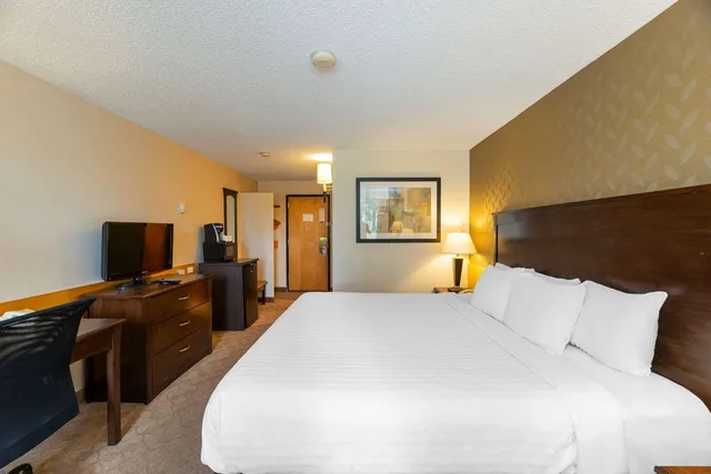 Room, King Bed, Prestige Riverside Lodge Quesnel 1/4