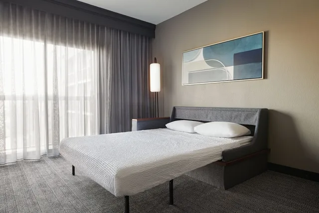 غرفة بسرير كينج مع أريكة، Courtyard By Marriott St. Louis Downtown West 1/3