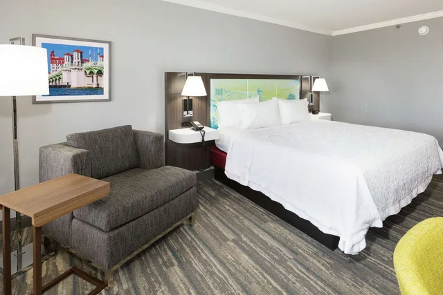 غرفة ديلوكس بسرير كينج بشرفة، HAMPTON INN ST. AUGUSTINE BEACH 3/3
