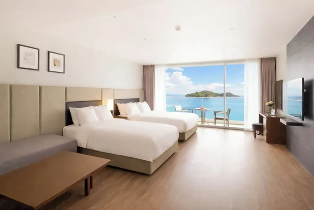 غرفة ديلوكس عائلية بسريرين منفصلين وسرير كينج وسرير فردي بإطلالة على البحر، Yeosu Venezia Hotel & Suites 2/7