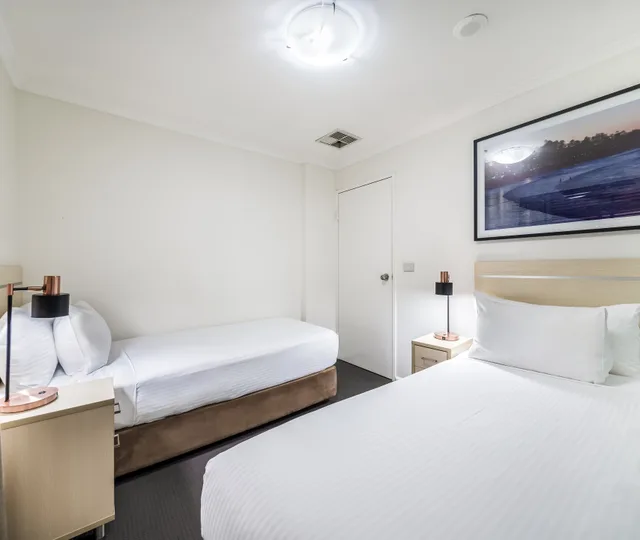 Two Bedroom City View Apartment، Oaks Sydney Goldsbrough Suites 1/8