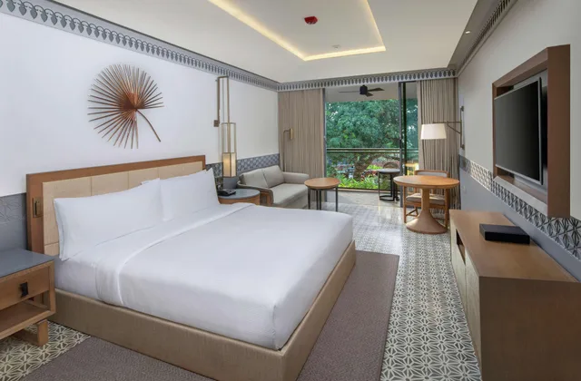 غرفة ديلوكس بسرير مزدوج بإطلالة على الحديقة، Doubletree By Hilton Goa Panaji 1/2