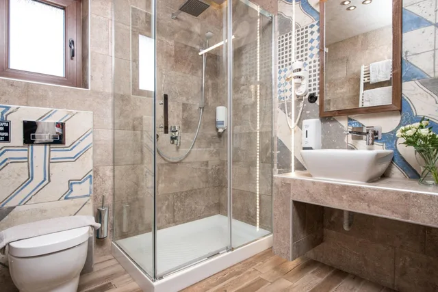 Stone, Queen Bed, Hot Tub، Tsikeli Boutique Hotel Meteora 3/3