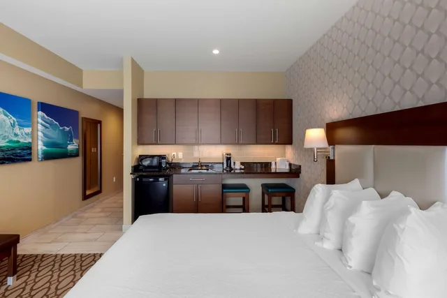 غرفة قياسية بسريرين كوين بمطبخ صغير، Best Western Plus St. John s Airport Hotel and Suites 2/6