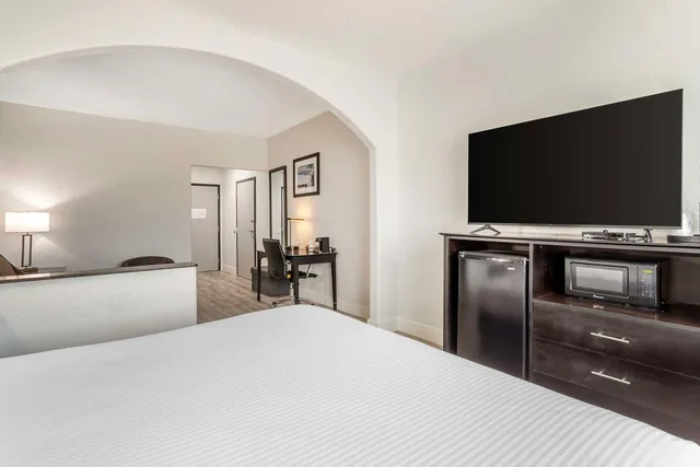 جناح بسرير كينج مع أريكة بحوض استحمام لذوي الإعاقة، Best Western Texas City I-45 2/3
