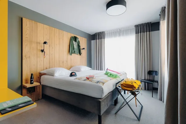 غرفة كومفورت رباعية بسرير كينج بإطلالة على الجبل بغرفة نوم واحدة مع أريكة، Plan B Hotel - Living Chamonix 4/9