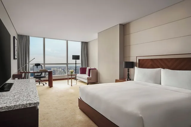 غرفة بريميوم بسرير كينج، Intercontinental Hanoi Landmark 2/4