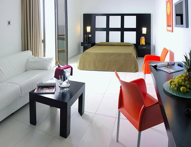 جناح، Hotel Admeto 1/2