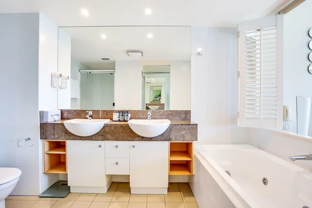 2 Bedrooms, Queen and Twin Beds, Mantra Broadbeach on the Park 7/7