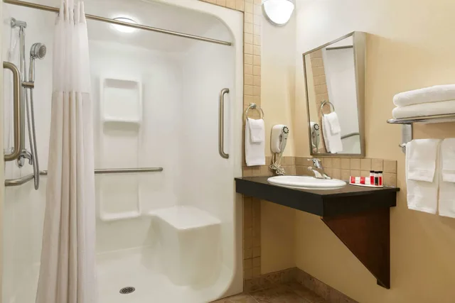 غرفة بسرير كينج لذوي الإعاقة، Ramada By Wyndham Drayton Valley 2/2