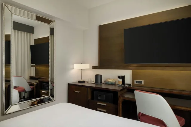 غرفة بسرير كوين بإطلالة على المدينة، Courtyard by Marriott San Francisco Union Square 8/8