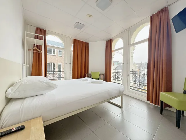 City, Queen Bed, Hotel Jimmy 1/6