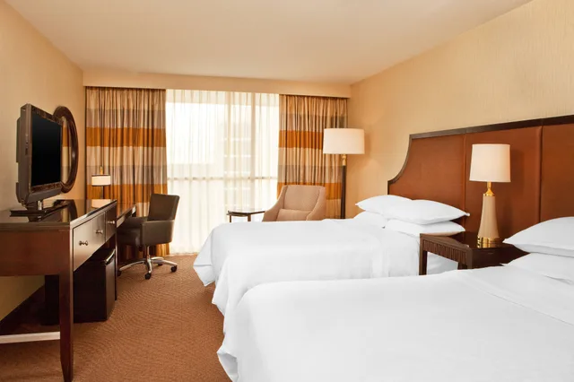 غرفة بسرير مزدوج لذوي الإعاقة، Courtland Grand Hotel, Trademark Collection by Wyndham 1/2