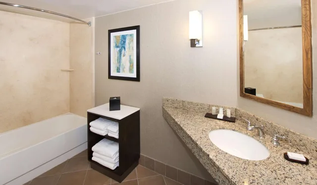جناح بسرير كينج بغرفتين مع أريكة، Embassy Suites by Hilton Portland Washington Square 3/7