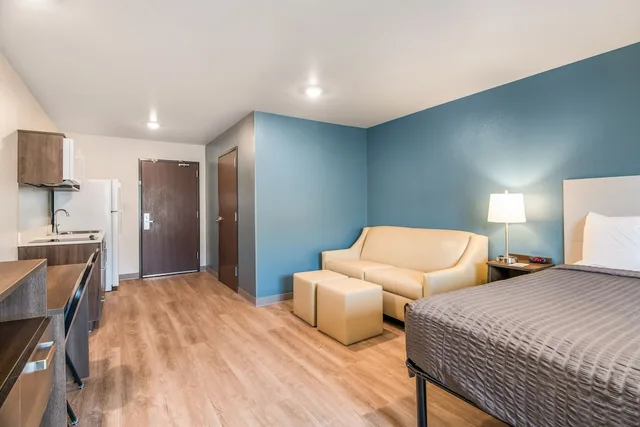 جناح بسرير كوين مع أريكة، WoodSpring Suites Broomfield - Westminster 5/10