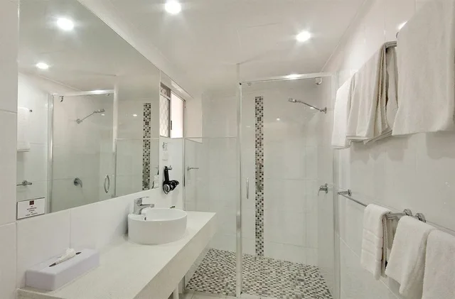 Room, 1 Queen and 1 Single Bed, Colonial Palms Motor Inn 2/2
