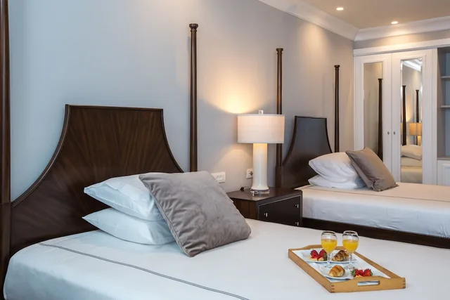 غرفة ديلوكس بسريرين كوين بشرفة، Royal Blue Hotel 6/8