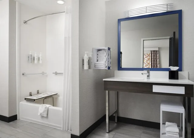 Room, Multiple Beds، Hampton Inn And Suites Dallas Dfw Airport W Sh 183 Hurst 3/3