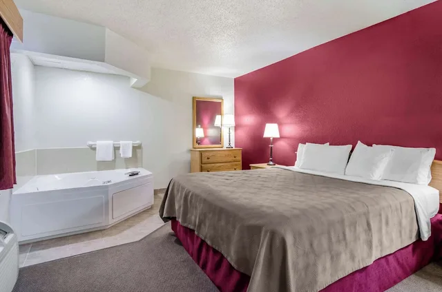 جناح بسرير كينج مع أريكة، Rodeway Inn Hesston, KS 5/10