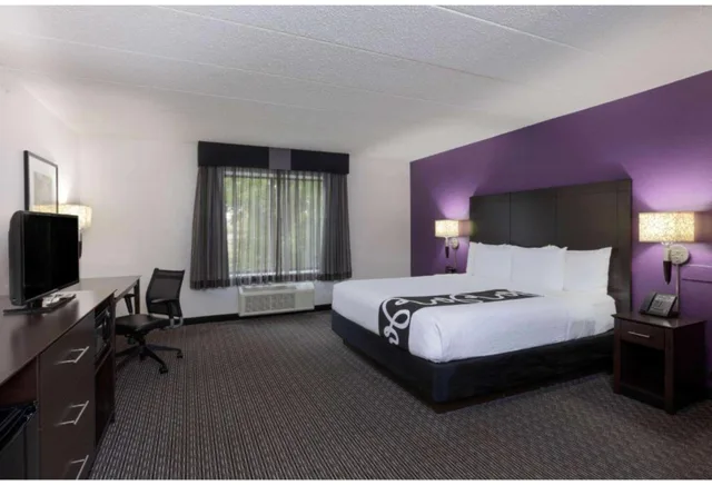 جناح عائلي ديلوكس بسرير كينج بغرفة نوم واحدة، La Quinta Inn & Suites by Wyndham Clifton/Rutherford 1/2