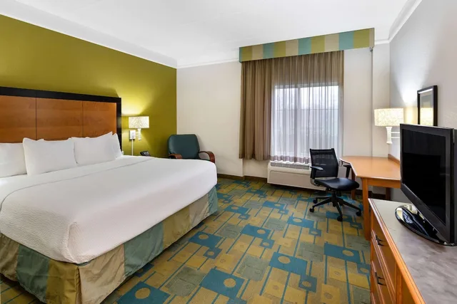 غرفة تنفيذية بسرير كينج، La Quinta Inn and Suites by Wyndham Greenville Haywood 1/7