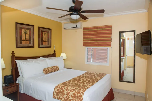 جناح ديلوكس بإطلالة على البحر بغرفتي نوم في الطابق الأرضي، Yellow Bird Hotel 1/3