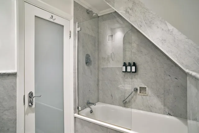 Renovated, Superior, Twin Beds، Radisson Blu Hotel, London Tottenham Court Road 9/9
