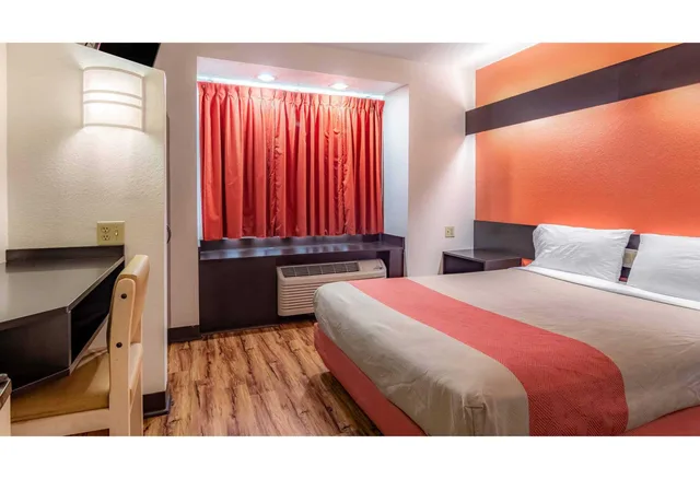 1 Queen Bed - ADA/RI Shower/Non-Smoking، Motel6 Chattanooga, TN - Downtown 1/3