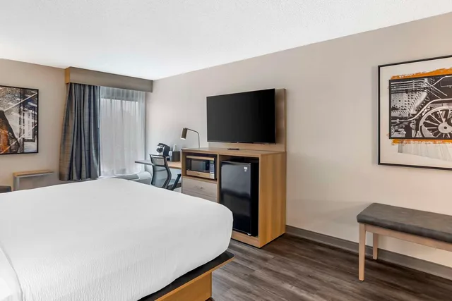 غرفة بسرير كينج يُسمح فيها بالحيوانات الأليفة، Best Western Plus Heritage Rail Inn & Suites 2/6