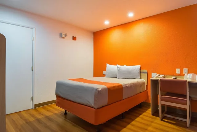Standard, Queen Bed, Smoking, Motel6 Lost Hills, CA 1/9