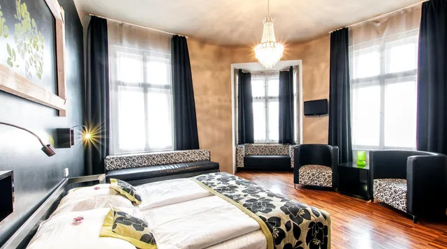 غرفة ديلوكس ثلاثية بسرير كوين وسرير فردي، Czech Inn 2/2