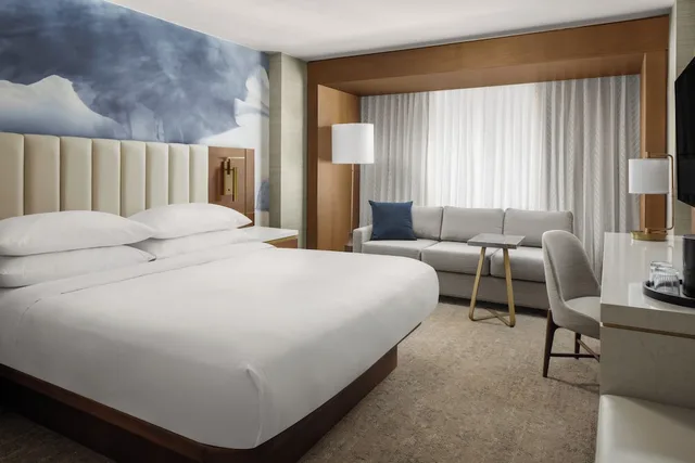 Room, King Bed, Accessible, Houston Marriott Uptown by the Galleria 1/7