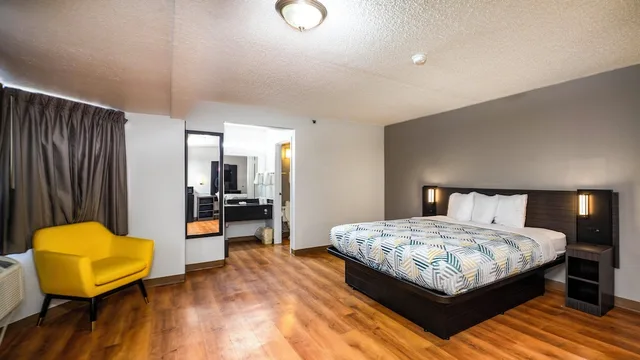 1 Queen Bed - Deluxe, Micfridge، Motel6 Wethersfield, CT - Hartford 2/10
