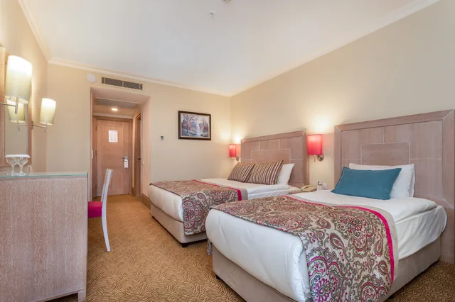 غرفة قياسية بسرير مزدوج وسرير فردي بإطلالة جزئية على البحر، Orange County Belek 1/10