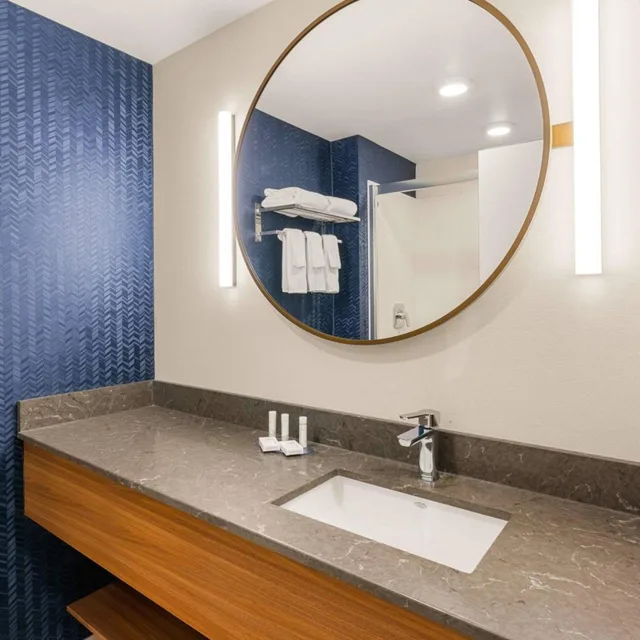 Room, King Bed, Bathtub, Accessible, Fairfield Inn & Suites by Marriott Seattle Downtown/Seattle Center 2/4